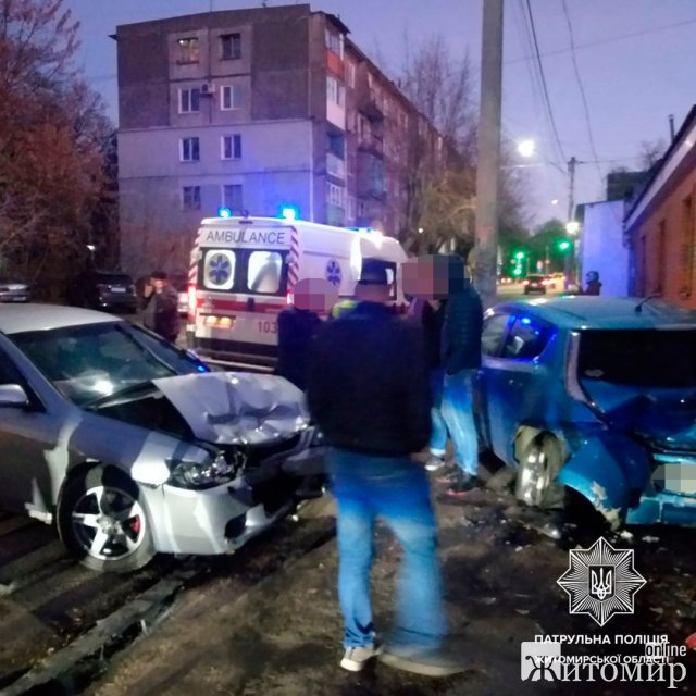 На Старовільській в Житомирі Honda врізалась в ГАЗель та в припаркований Nissan. ФОТО На Старовільській в Житомирі Honda врізалась в ГАЗель та в припаркований Nissan. ФОТО