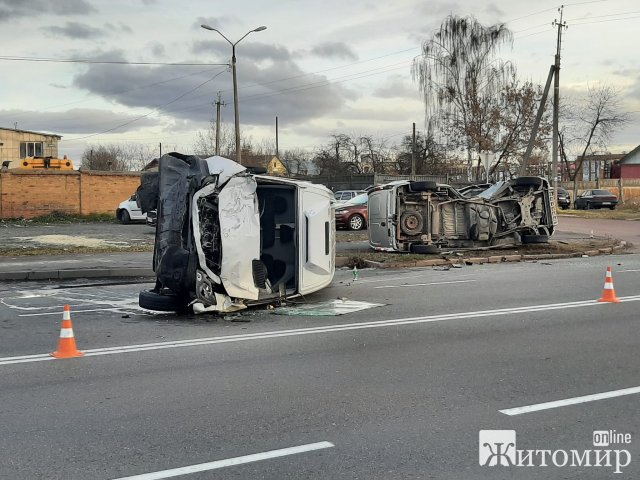 На одній з вулиць в Коростені перекинулись два мікроавтобуси. ВІДЕО На одній з вулиць в Коростені перекинулись два мікроавтобуси. ВІДЕО