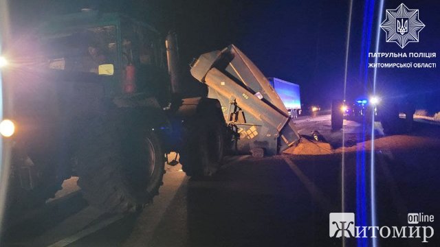 На трасі в Житомирській області ВАЗ врізався в трактор, загинув водій. ФОТО На трасі в Житомирській області ВАЗ врізався в трактор, загинув водій. ФОТО
