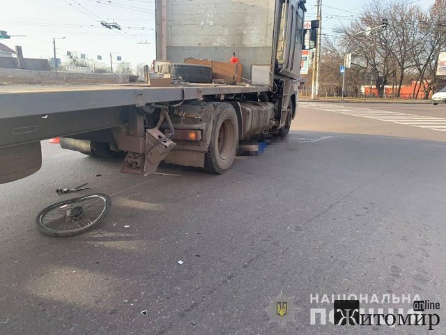 У житомирській лікарні помер велосипедист, якого на проспекті Незалежності "переїхала" вантажівка. ФОТО У житомирській лікарні помер велосипедист, якого на проспекті Незалежності "переїхала" вантажівка. ФОТО