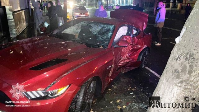 Неподалік міськради в Житомирі Ford врізався в дерево. ФОТО Неподалік міськради в Житомирі Ford врізався в дерево. ФОТО