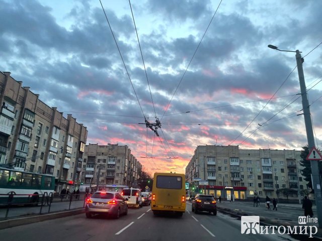 Вечірнє небо над Житомиром. ФОТО