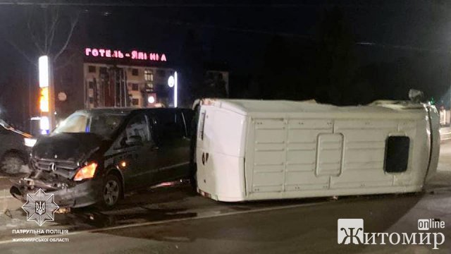 Біля "Ялинки" в Житомирі зіштовхнулись два мікроавтобуси, один перекинувся на бік. ФОТО Біля "Ялинки" в Житомирі зіштовхнулись два мікроавтобуси, один перекинувся на бік. ФОТО