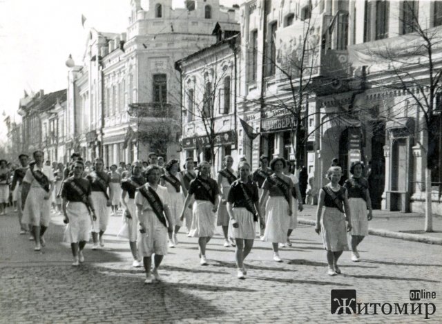 Спортивний парад в Житомирі на Михайлівській 1936 року. ФОТО