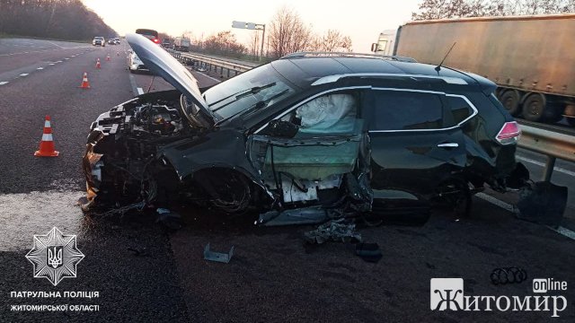 На трасі в Житомирській області Nissan врізався в колесовідбійник. ФОТО На трасі в Житомирській області Nissan врізався в колесовідбійник. ФОТО
