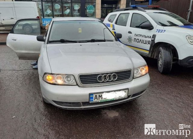 У Житомирі на парковці біля супермаркету АТБ Audi наїхала на жінку-пішохода. ФОТО У Житомирі на парковці біля супермаркету АТБ Audi наїхала на жінку-пішохода. ФОТО