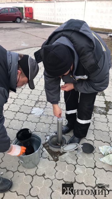 На одній з відомих заправок в Житомирі екологи взяли проби пального, бо виявили невідповідність в документах. ФОТО На одній з відомих заправок в Житомирі екологи взяли проби пального, бо виявили невідповідність в документах. ФОТО