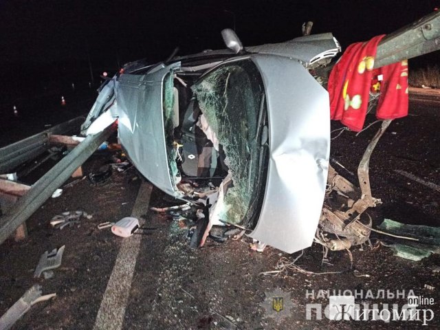 Біля Житомира Renault врізався в колесовідбійник, двох осіб госпіталізували Біля Житомира Renault врізався в колесовідбійник, двох осіб госпіталізували