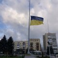 Через сильний вітер в центрі Житомира приспустили прапор. ФОТО Через сильний вітер в центрі Житомира приспустили прапор. ФОТО