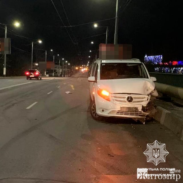 У Житомирі на мосту не розминулись два Mercedes. ФОТО У Житомирі на мосту не розминулись два Mercedes. ФОТО