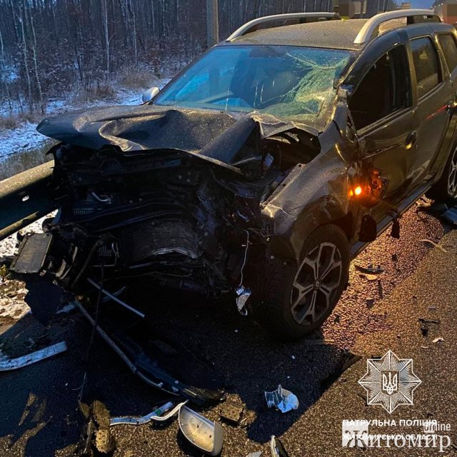 На трасі в Житомирській області MAN розвертався та не пропустив Renault. ФОТО