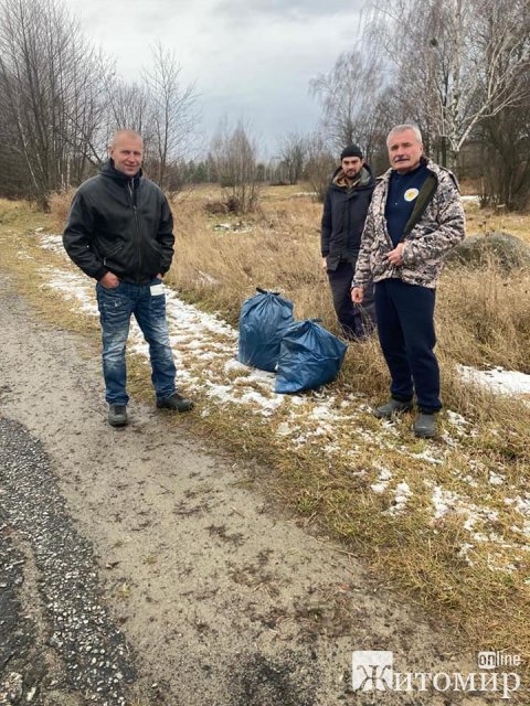 Представники благодійного фонду "Духовна освіта" прибрали сміття на дорозі протяжністю 3,5 км. ФОТО Представники благодійного фонду "Духовна освіта" прибрали сміття на дорозі протяжністю 3,5 км. ФОТО