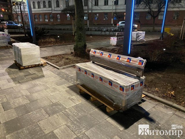 У житомирському сквері на Театральній поставили лавки. ФОТО