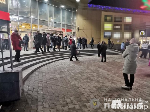 У житомирських торговельних центрах вибухівку не знайшли, поліцейські шукають "мінера"