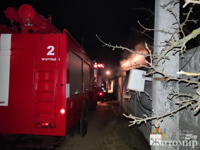 У селі Житомирського району 9 рятувальників гасили пожежу в цегляному будинку: перекривали світло та газ. ФОТО У селі Житомирського району 9 рятувальників гасили пожежу в цегляному будинку: перекривали світло та газ. ФОТО