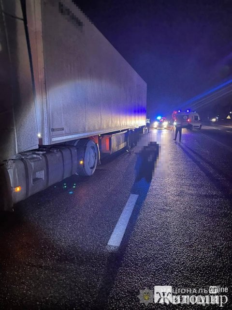 На автодорозі в Станишівці Volvo збила пенсіонерку, жінка загинула на місці події. ФОТО На автодорозі в Станишівці Volvo збила пенсіонерку, жінка загинула на місці події. ФОТО