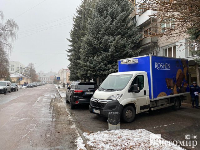 На Лятошинського в Житомирі тротуар для пішоходів перекрила автівка Roshen. ФОТО