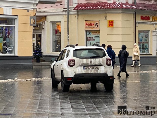 На житомирській Михайлівській продовжують їздити автівки. ФОТО