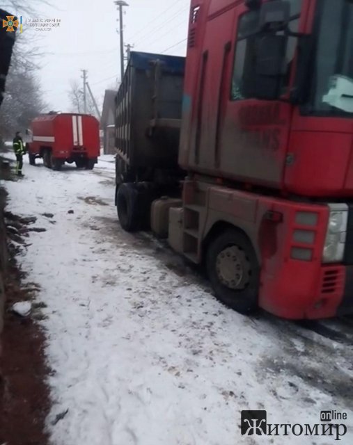 На узбіччі дороги в селі Житомирської області рятувальники витягували зі снігу вантажівку. ФОТО