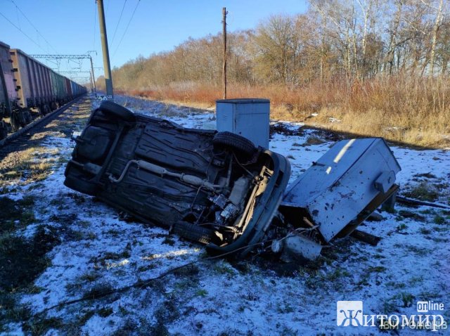 На Житомирщині зіштовхнулись потяг і авто. ФОТО