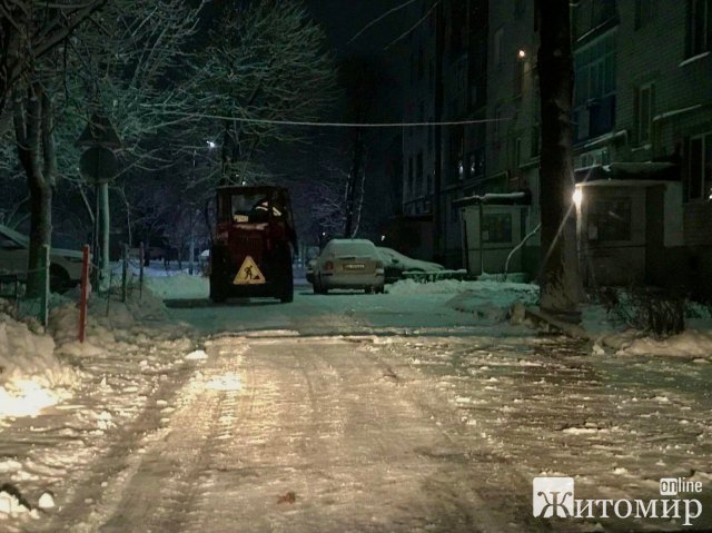 Як комунальники чистять вулиці Житомира від снігу. ФОТО Як комунальники чистять вулиці Житомира від снігу. ФОТО