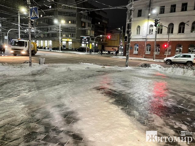 В центрі Житомира тротуари нагадують ковзанку. ФОТО