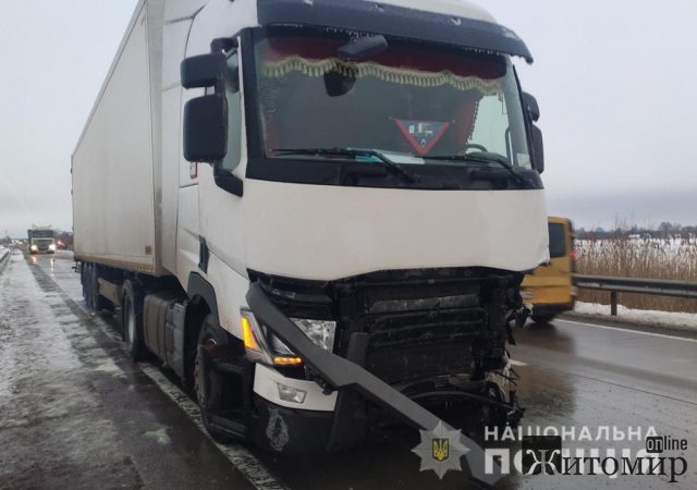 На трасі в Житомирській області ВАЗ виїхав на зустрічну смугу та врізався в Renault, загинула жінка. ФОТО На трасі в Житомирській області ВАЗ виїхав на зустрічну смугу та врізався в Renault, загинула жінка. ФОТО