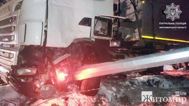 Біля Житомира через слизьку дорогу Scania врізалась в електроопору. ФОТО Біля Житомира через слизьку дорогу Scania врізалась в електроопору. ФОТО