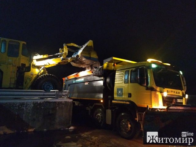 На дороги державного значення в Житомирській області за добу висипали близько 3 тисяч протиожеледних матеріалів. ФОТО На дороги державного значення в Житомирській області за добу висипали близько 3 тисяч протиожеледних матеріалів. ФОТО