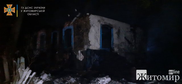 У селі Новоград-Волинського району згорів будинок: рятувальники виявили рештки тіла чоловіка. ФОТО