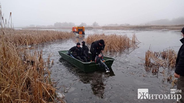 Рятувальники Житомирщини продовжують шукати у водоймі подружжя, яке за їх припущеннями потонуло. ФОТО Рятувальники Житомирщини продовжують шукати у водоймі подружжя, яке за їх припущеннями потонуло. ФОТО
