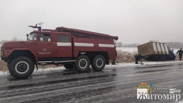 У Житомирській області рятувальники витягували зі снігових заметів хлібовоз та вантажівки. ФОТО