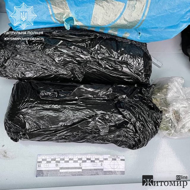 На Мазепи в Житомирі патрульні зупинили Opel: водій перевозив 26 пакетів з наркотиками та сам був "під мухою". ФОТО На Мазепи в Житомирі патрульні зупинили Opel: водій перевозив 26 пакетів з наркотиками та сам був "під мухою". ФОТО