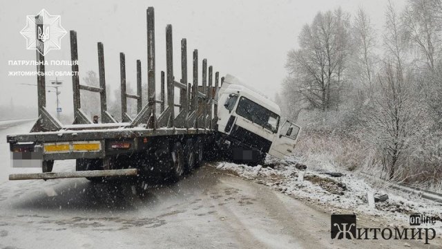 На засніженій дорозі в Житомирській області вантажівка протаранила колесовідбійник. ФОТО
