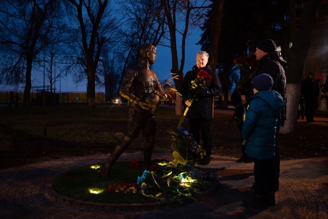 Порошенко привіз десантникам в Авдіївку обладнання для відеорозвідки, зустрівся з волонтерами і вшанував пам’ять юного футболіста Степана Чубенка Порошенко привіз десантникам в Авдіївку обладнання для відеорозвідки, зустрівся з волонтерами і вшанував пам’ять юного футболіста Степана Чубенка