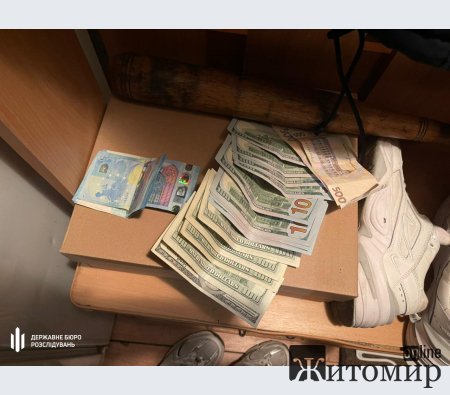 На Житомирщині викрили податківця, який за хабар пропонував власнику бару зменшити штраф. ФОТО На Житомирщині викрили податківця, який за хабар пропонував власнику бару зменшити штраф. ФОТО