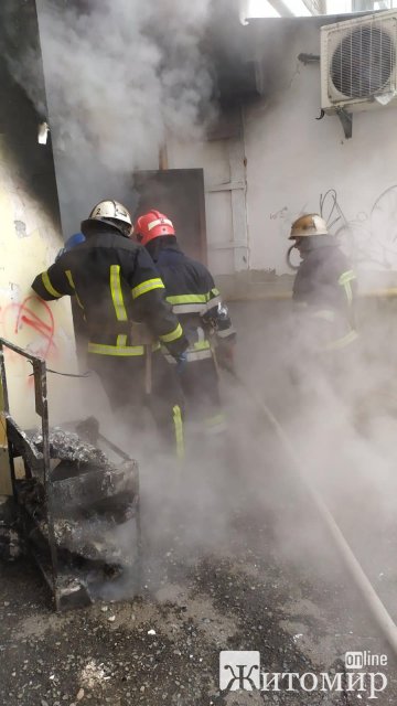 У Житомирі неподалік універмагу горіла майстерня з ремонту взуття. ФОТО У Житомирі неподалік універмагу горіла майстерня з ремонту взуття. ФОТО