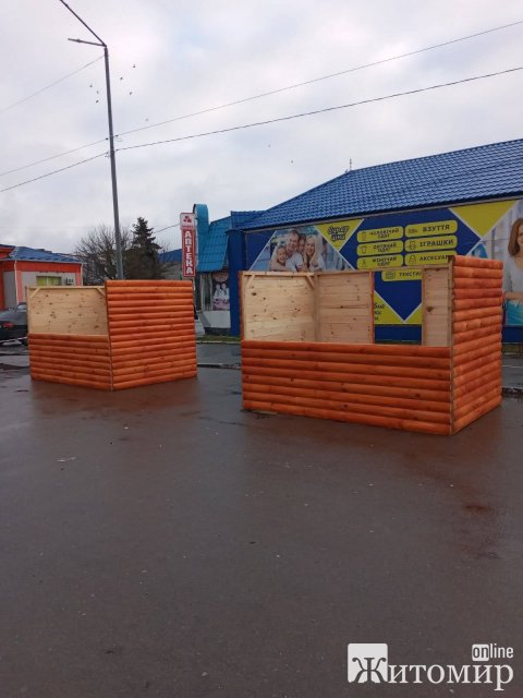 У місті Житомирської області встановлюють будиночки для різдвяного ярмарку. ФОТО