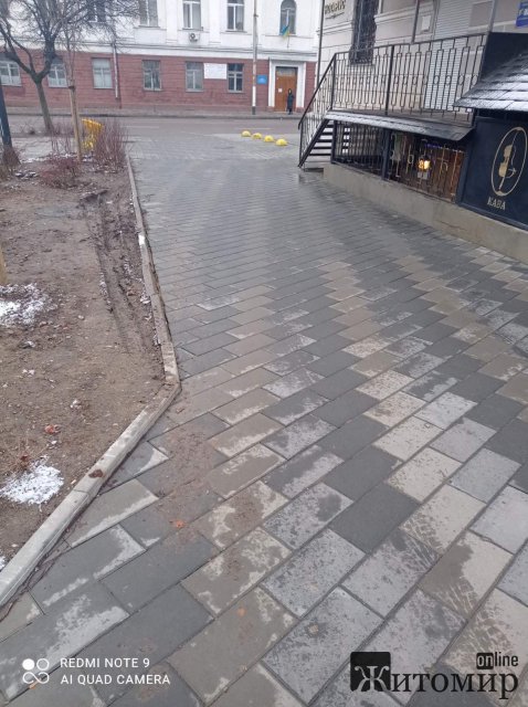 По клумбі в оновленому сквері на Театральній в Житомирі вже проїхалась автівка. ФОТО По клумбі в оновленому сквері на Театральній в Житомирі вже проїхалась автівка. ФОТО