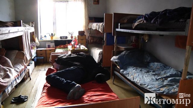 У житомирському центрі для бездомних побільшало людей, потрібні харчі та засоби гігієни. ФОТО. ВІДЕО У житомирському центрі для бездомних побільшало людей, потрібні харчі та засоби гігієни. ФОТО. ВІДЕО