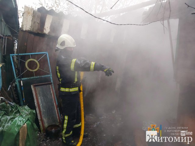 У місті Житомирської області рятувальники на вигорілому ліжку виявили тіло чоловіка. ФОТО