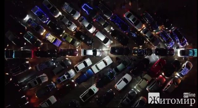 Житомирські автолюбителі створили ялинку з машин. ФОТО Житомирські автолюбителі створили ялинку з машин. ФОТО