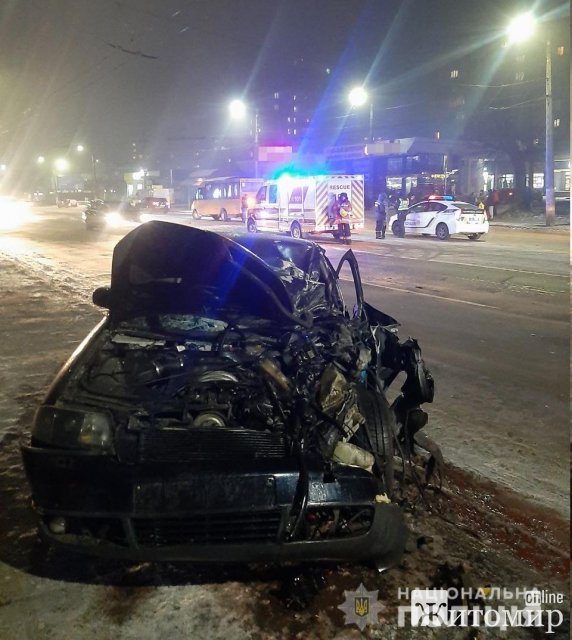 На проспекті Миру в Житомирі Audi зіштовхнувся з маршруткою, потім «Рута» врізалась в Daewoo та Peugeot. ФОТО На проспекті Миру в Житомирі Audi зіштовхнувся з маршруткою, потім «Рута» врізалась в Daewoo та Peugeot. ФОТО