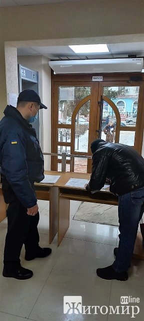 У Бердичеві невідомий намагався проникнути до суду. ФОТО У Бердичеві невідомий намагався проникнути до суду. ФОТО