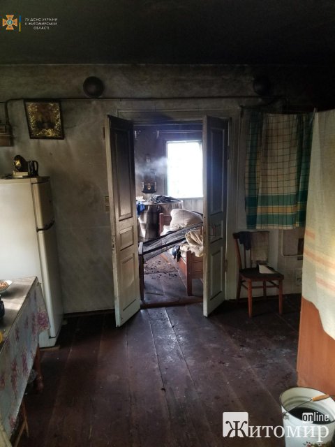 У селі Житомирської області рятувальники гасили пожежу в будинку та виявили тіло жінки. ФОТО У селі Житомирської області рятувальники гасили пожежу в будинку та виявили тіло жінки. ФОТО