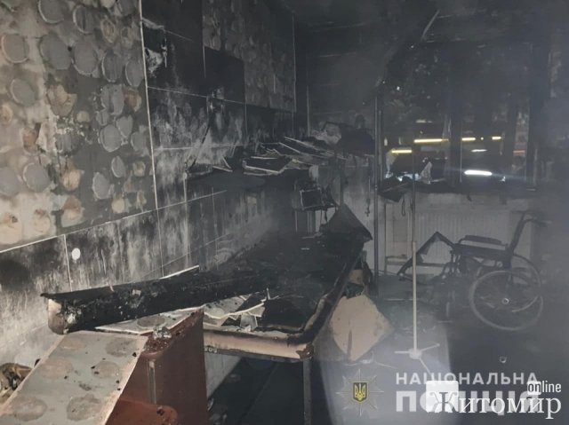 Як вибухнув кисневий балон у лікарні: за померлим від COVID-19 запалили свічку. ФОТО Як вибухнув кисневий балон у лікарні: за померлим від COVID-19 запалили свічку. ФОТО