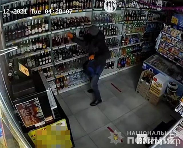 У Житомирі 29-річний чоловік заліз до магазину та викрав спиртне. ФОТО У Житомирі 29-річний чоловік заліз до магазину та викрав спиртне. ФОТО