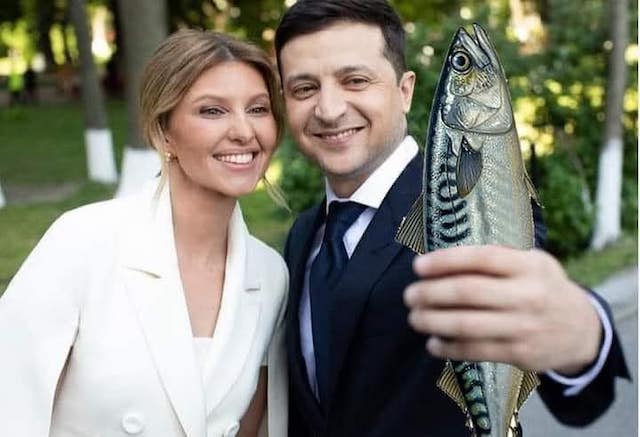 Посміхніться! Зеленський показує скумбрію, яку його дружина купила за 8 гривень Посміхніться! Зеленський показує скумбрію, яку його дружина купила за 8 гривень