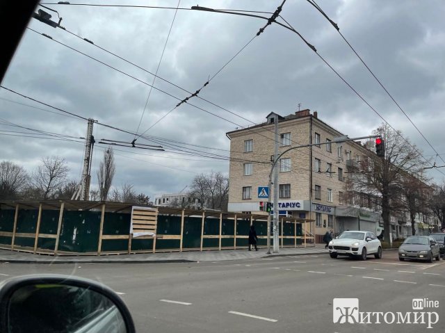 З паркану на місці скандального будівництва на розі вулиць Київської та Театральної зник план. ФОТО З паркану на місці скандального будівництва на розі вулиць Київської та Театральної зник план. ФОТО