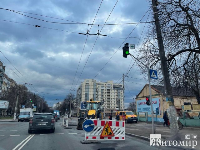 На перехресті Перемоги і Домбровського у Житомирі - ремонтні роботи. ФОТО